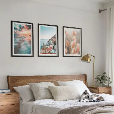 Set di quadri incorniciati con tramonto sul mare, case e fiori