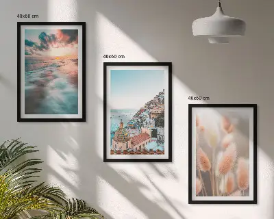 Set di quadri incorniciati con tramonto sul mare, case e fiori