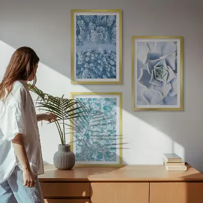 Set di quadri incorniciati con stampa di fiori blu in una foresta invernale
