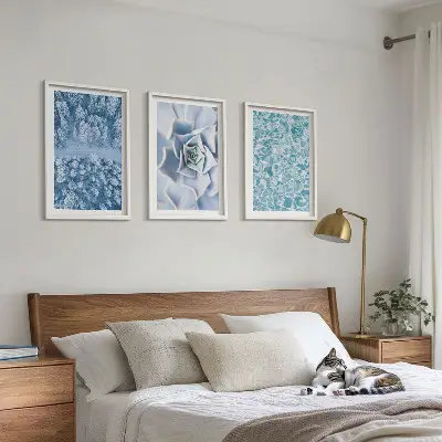 Set di quadri incorniciati con stampa di fiori blu in una foresta invernale