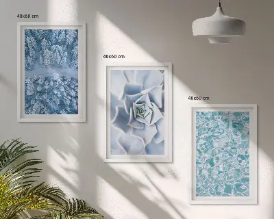 Set di quadri incorniciati con stampa di fiori blu in una foresta invernale