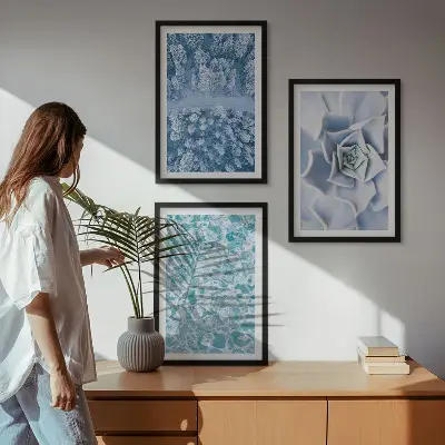 Set di quadri incorniciati con stampa di fiori blu in una foresta invernale
