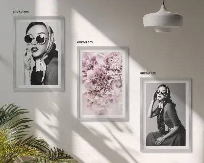 Set di quadri incorniciati con eleganti ritratti di donne e fiori