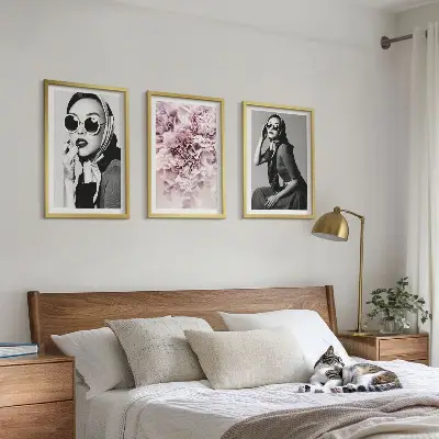 Set di quadri incorniciati con eleganti ritratti di donne e fiori