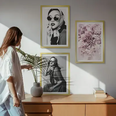 Set di quadri incorniciati con eleganti ritratti di donne e fiori
