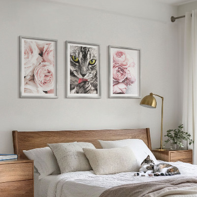 Composizione di quadri Gatto tra i fiori rosa