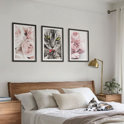 Composizione di quadri Gatto tra i fiori rosa