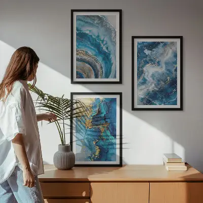 Composizione di quadri con motivi astratti blu