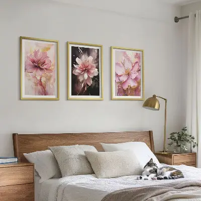 Set di 3 quadri con composizioni floreali di rose bianche