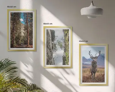 Composizione di quadri con paesaggio di strada nella foresta tra montagne e cervo
