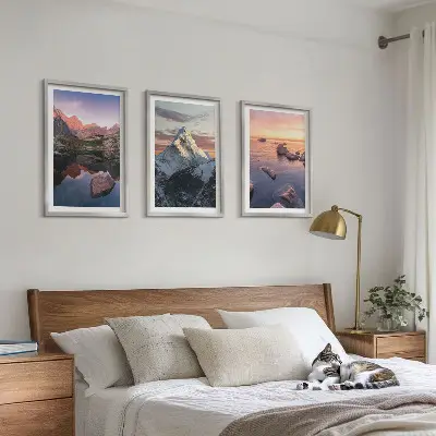 Set di 3 quadri con paesaggi montani sullo sfondo