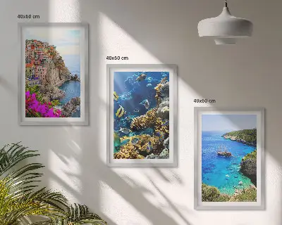 Composizione di quadri vista sul mare con case colorate