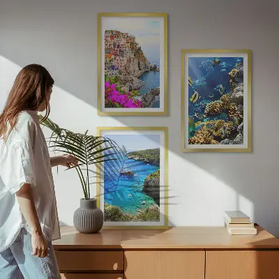 Composizione di quadri vista sul mare con case colorate