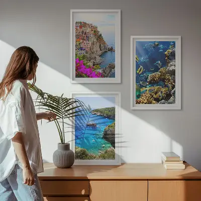 Composizione di quadri vista sul mare con case colorate