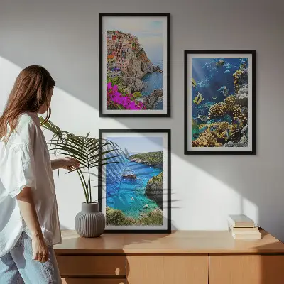 Composizione di quadri vista sul mare con case colorate
