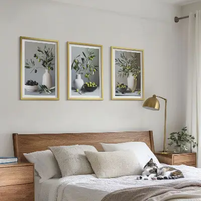 Composizione di quadri con olive in vasi dai colori tenui