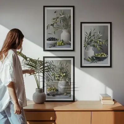 Set di quadri incorniciati con olive in vasi grigi