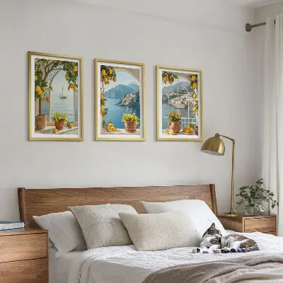 Composizione di quadri con limoni e fiori in stile mediterraneo