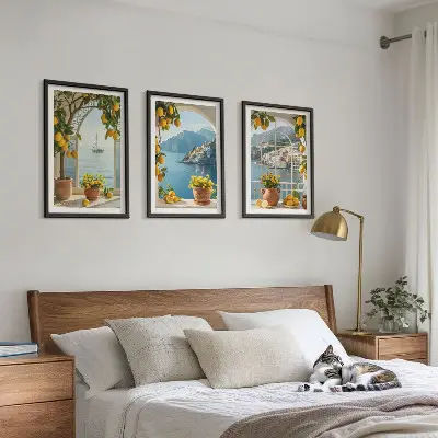 Composizione di quadri con limoni e fiori in stile mediterraneo