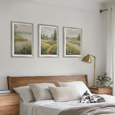 Set di quadri incorniciati paesaggio primaverile con fiume e prato