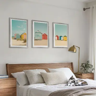 Set di quadri incorniciati con stampa di case colorate su spiaggia soleggiata
