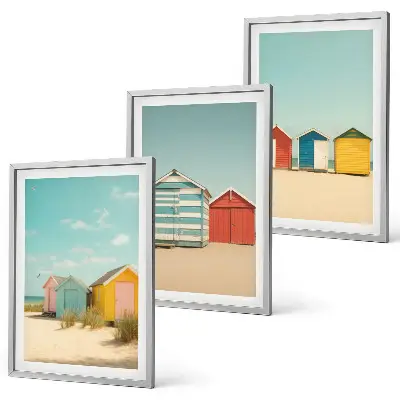 Set di quadri incorniciati con stampa di case colorate su spiaggia soleggiata