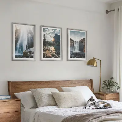 Set di quadri incorniciati con paesaggi di cascate e montagne