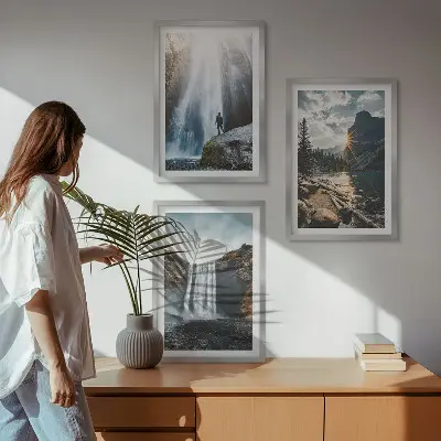 Set di quadri incorniciati con paesaggi di cascate e montagne