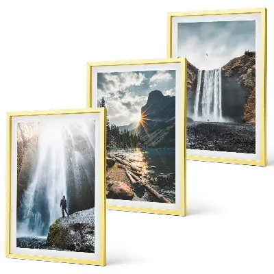 Set di quadri incorniciati con paesaggi di cascate e montagne