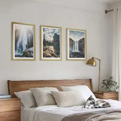 Set di quadri incorniciati con paesaggi di cascate e montagne