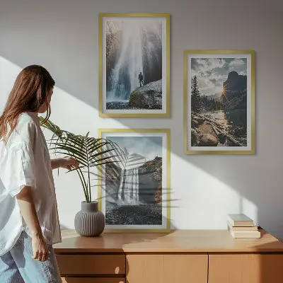 Set di quadri incorniciati con paesaggi di cascate e montagne