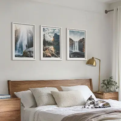 Set di quadri incorniciati con paesaggi di cascate e montagne