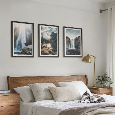 Set di quadri incorniciati con paesaggi di cascate e montagne