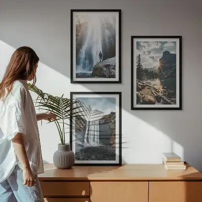 Set di quadri incorniciati con paesaggi di cascate e montagne