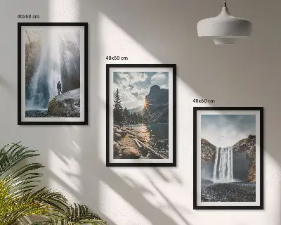 Set di quadri incorniciati con paesaggi di cascate e montagne