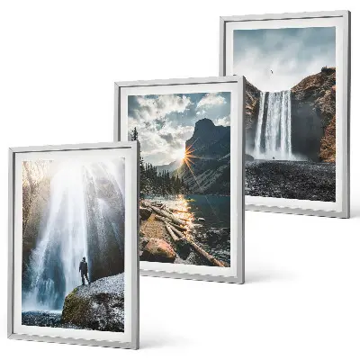 Set di quadri incorniciati con paesaggi di cascate e montagne