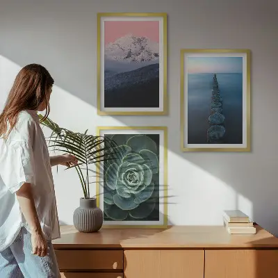 Set di 3 quadri con paesaggio di montagne sotto un cielo rosa e succulenta d'acqua