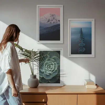 Set di 3 quadri con paesaggio di montagne sotto un cielo rosa e succulenta d'acqua