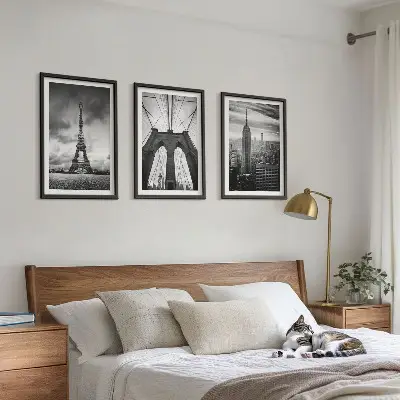 Set di 3 quadri con torri di ponti monocromatiche