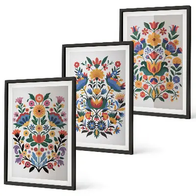Composizione di quadri con motivi floreali dai colori intensi