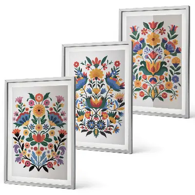 Composizione di quadri con motivi floreali dai colori intensi