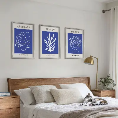 Composizione di quadri con eleganti poster blu