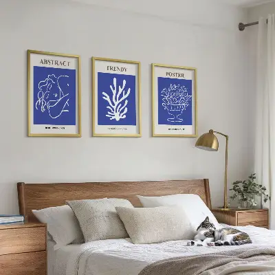 Composizione di quadri con eleganti poster blu