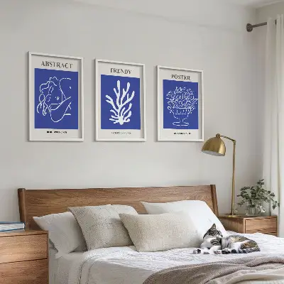 Composizione di quadri con eleganti poster blu