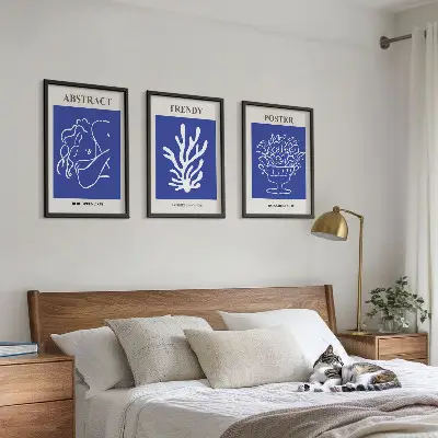 Composizione di quadri con eleganti poster blu
