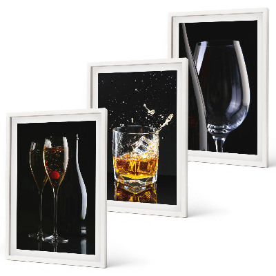 Composizione di quadri Bicchieri di vino e whisky su sfondo nero