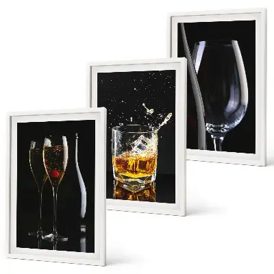 Composizione di quadri con bicchieri di vino e whisky su sfondo nero