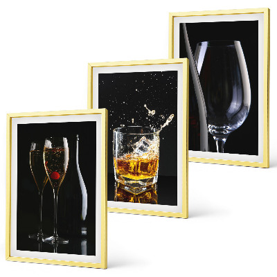 Composizione di quadri Bicchieri di vino e whisky su sfondo nero