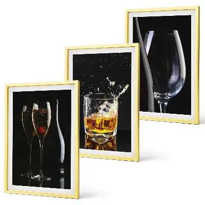 Composizione di quadri con bicchieri di vino e whisky su sfondo nero
