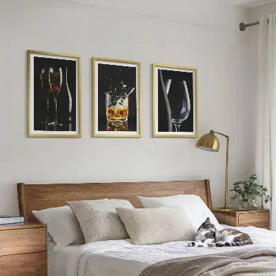 Composizione di quadri con bicchieri di vino e whisky su sfondo nero